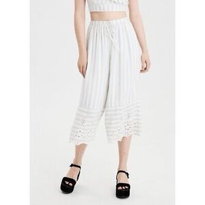 AMERICAN EAGLE Women’s White Striped Lace Hem Culotte Pants Size Small